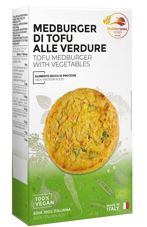 Gemüse-Tofu-Burger BIO von MEDITERRANEA, 180 g, mit frischem Gemüse und Tofu, auf einem Teller serviert