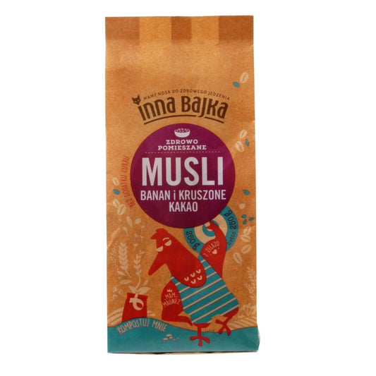 Bananenmüsli und Kakaopulver von INNA BAJKA, 250 g, in einer Schüssel mit Bananen und Kakaopulver.