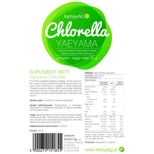 Grünes Chlorella-Pulver von KENAY, 50 g, in einer transparenten Packung, mit grünen Chlorella-Blättern im Hintergrund