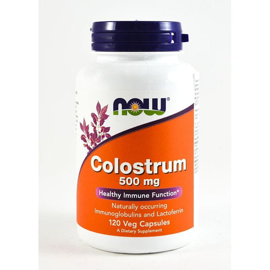 Nahrungsergänzung: NOW FOODS Colostrum 500 MG Kapseln, 120 Stück, in einer offenen Packung mit Kapseln.