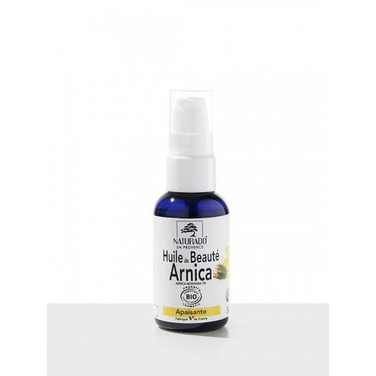 Bio Arnikablütenöl (Mazerat) von NATURADO in einer 50 ml Flasche, zeigt das naturbelassene Öl mit Arnikablüten.