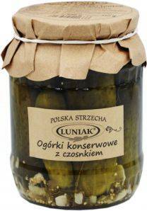Eingelegte Gurken mit Knoblauch in 680g Glas von LUNIAK, frisch und aromatisch, sichtbar mit Gurken, Knoblauch und Kräutern.
