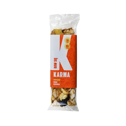 Bananen-Cashew-Popcorn-Riegel von KARMA BARS, 35 g, mit Bananen, Cashews und Popcorn, auf weißem Hintergrund.