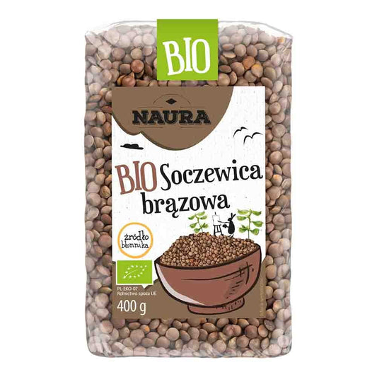 Braune Bio-Linsen von NAURA in 400 g Packung, trockene Hülsenfrüchte auf einem weißen Hintergrund.
