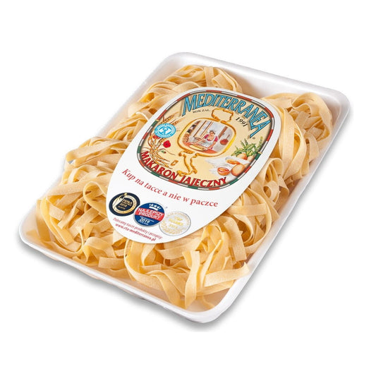 RTA Eiernudeln aus Papardelle-Nestern, 500 g, frisch und handgefertigt, ideal für italienische Gerichte, auf einem weißen Teller liegend