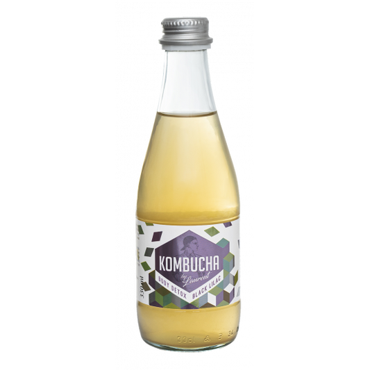 Schwarzer Holunderblüten-Kombucha von KOMBUCHA BY LAURENT in 330 ml Flasche, mit Holunderblüten und dunkler Flüssigkeit sichtbar