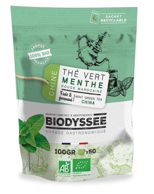 Grüner Tee mit marokkanischer Minze, 100g, Biodyssee, frische Blätter und Minzeblätter in einer Teeschale.
