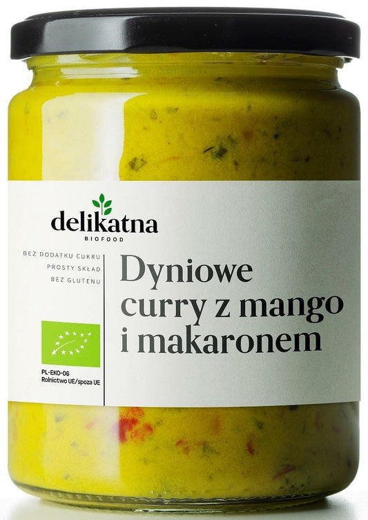 Bio Kürbiscurry mit Mango und Nudeln von DELICATNA, cremiges Gelbfuttergericht in 540 ml Verpackung, appetitlich präsentiert.