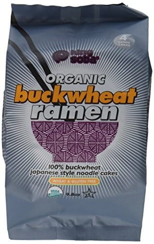 Glutenfreie Buchweizen-Ramen-Nudeln nach japanischer Art von KING SOBA, BIO, 280 g, in einer Schüssel mit Brühe und Gemüse.