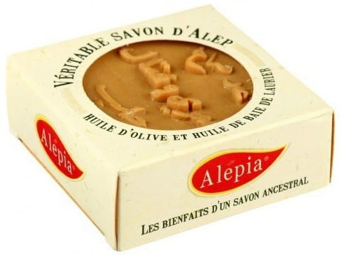 Weiche ALEPIA Seife 125 g mit sanfter Textur, sichtbar in der Verpackung, ideal für die Hautpflege.