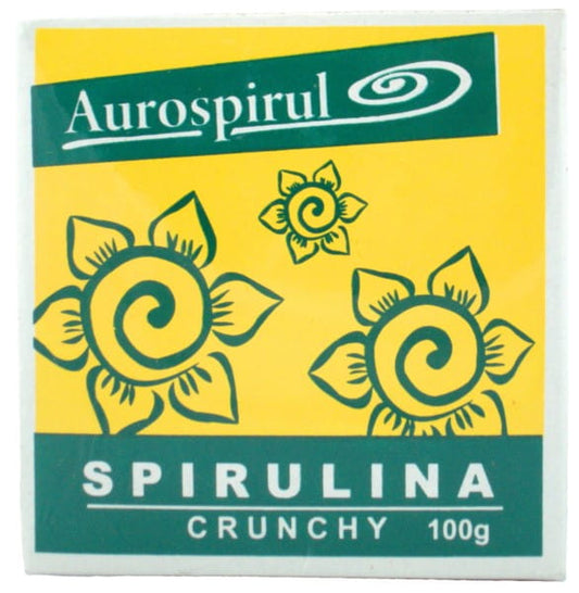 Knusprige Spirulina 100 g von AUROSPIRUL, biologisches Superfood, mit grüner Spirulina in einer offenen Packung sichtbar