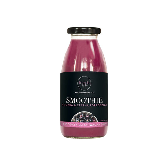 Frischer Aronia- und Schwarze Johannisbeere Smoothie in einem 250 ml Becher von Foods by Ann, mit Beeren und grüner Blätterdekoration