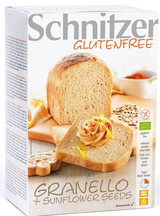 Glutenfreies Sonnenblumenbrot BIO von SCHNITZER, 500 g, frisch gebackenes Vollkornbrot mit Sonnenblumenkerne, auf einem Holzbrett liegend
