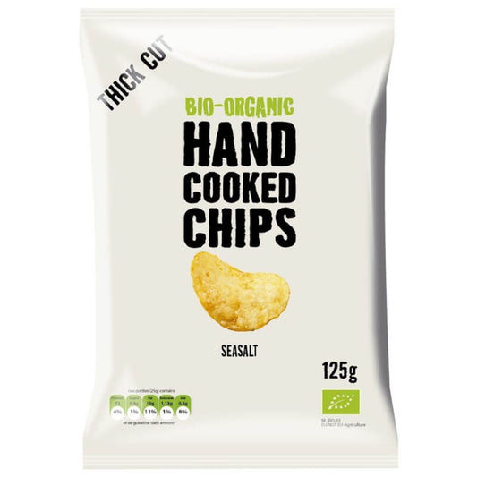 Dünn geschnittene BIO Kartoffelchips mit Meersalz von TRAFO, in einer offenen Packung auf einem Teller liegend
