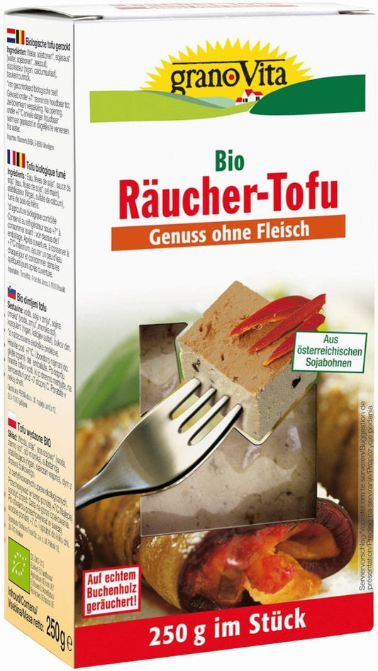 Geräucherter glutenfreier Bio-Tofu von GRANOVITA, 250 g, mit rauchiger Oberfläche und frischer Textur auf einem Teller.